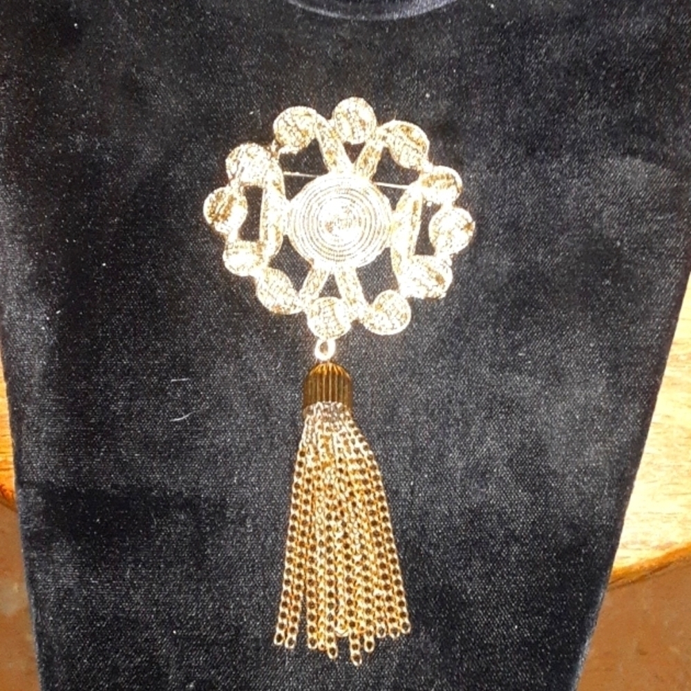 Large Gold Tone Rope Design Brooch - Picture 7 of 8